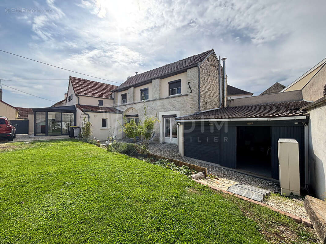 Maison à CRUZY-LE-CHATEL