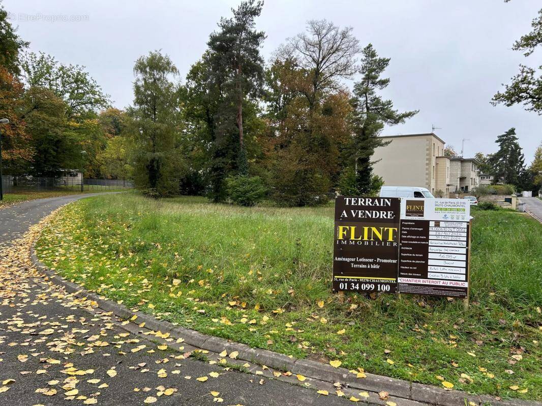 Terrain à VERNEUIL-EN-HALATTE
