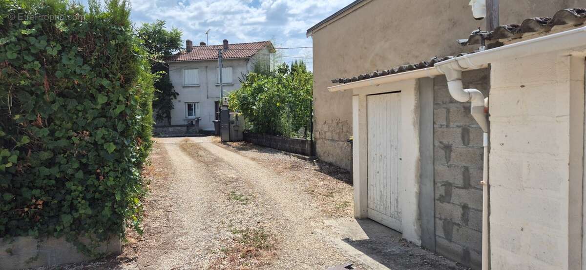 Maison de ville composée de deux appartements, 110 m2, proximité place Victor Hugo, jardin clos, cour avec stationnement - photo 22