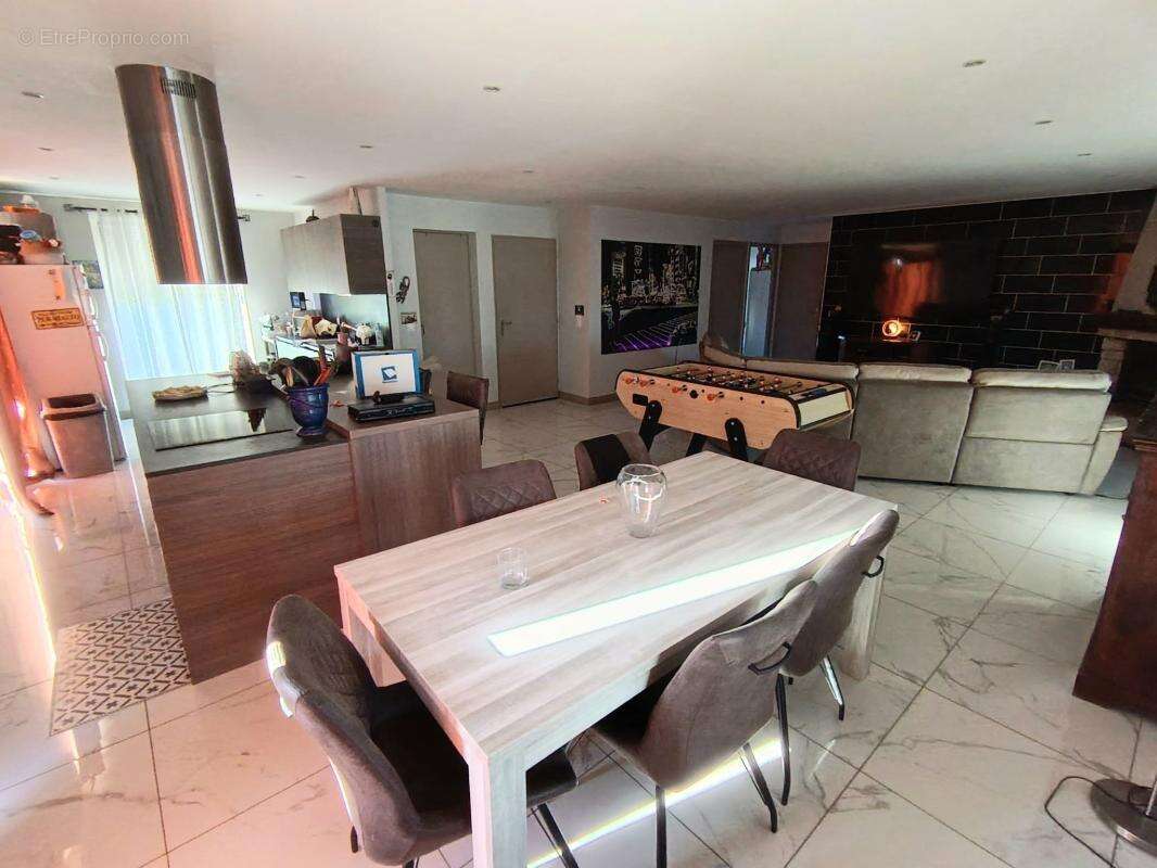 À Vendre : Garage piscine cuisine d'été extérieur de plus de 1100 m² + F3 - photo 6