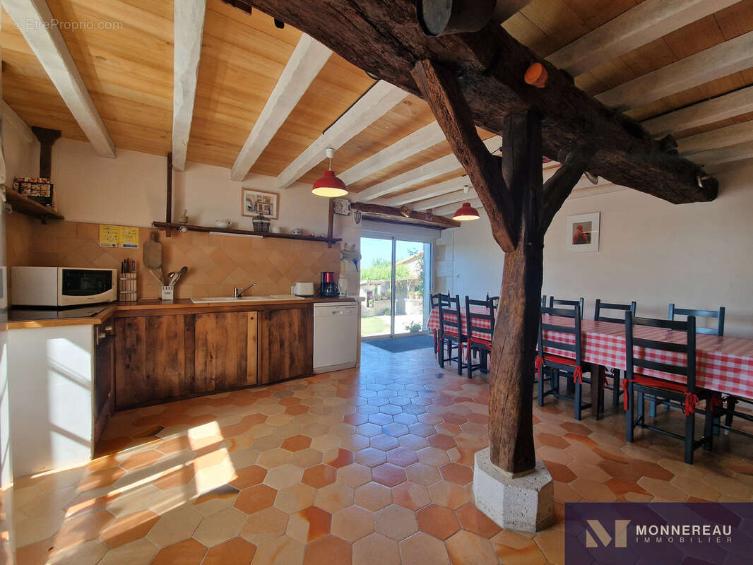 Maison à MONTMOREAU-SAINT-CYBARD