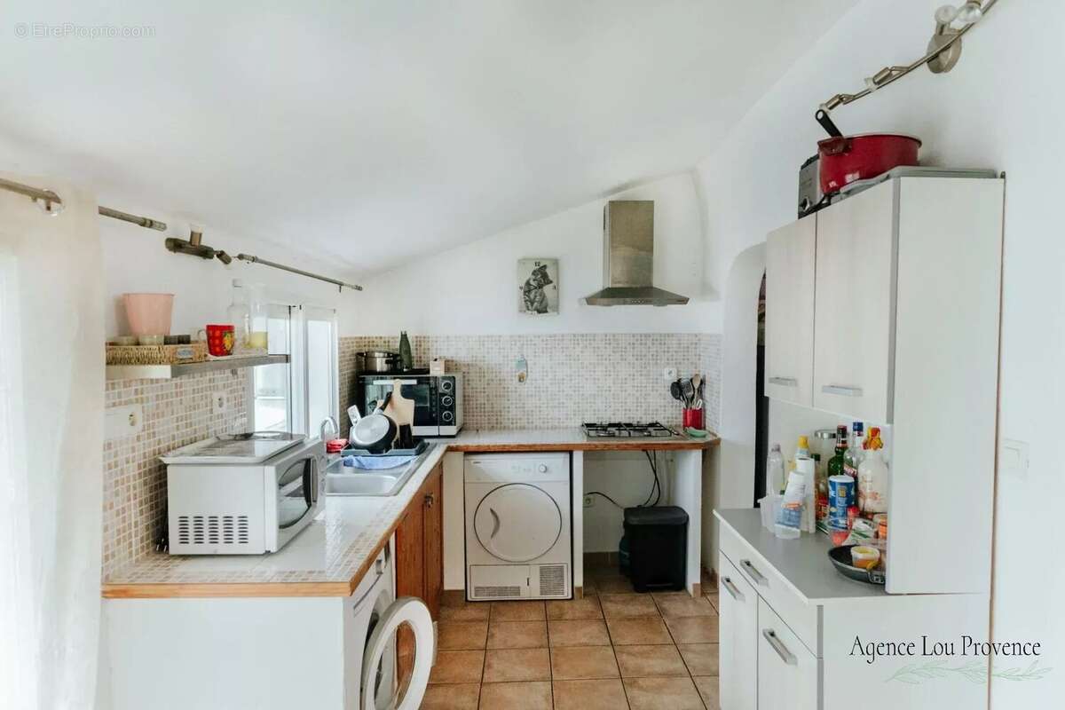 Commerce à SAINTES-MARIES-DE-LA-MER