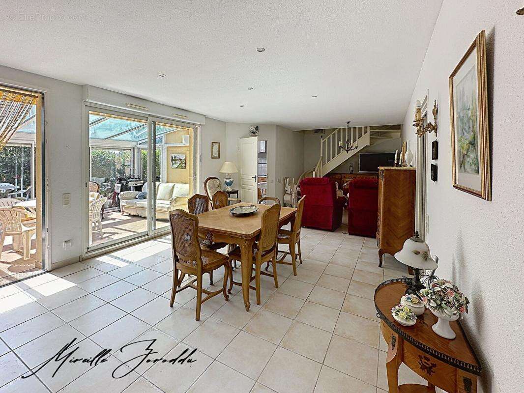 A VENDRE VILLA  Jonquieres Saint Vincent 4 piéces de 124m² avec véranda, parking et garage - photo 3