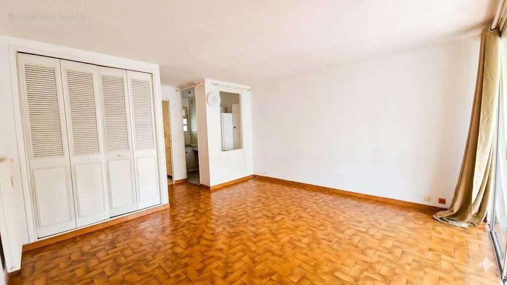 Appartement à SAINT-LAURENT-DU-VAR