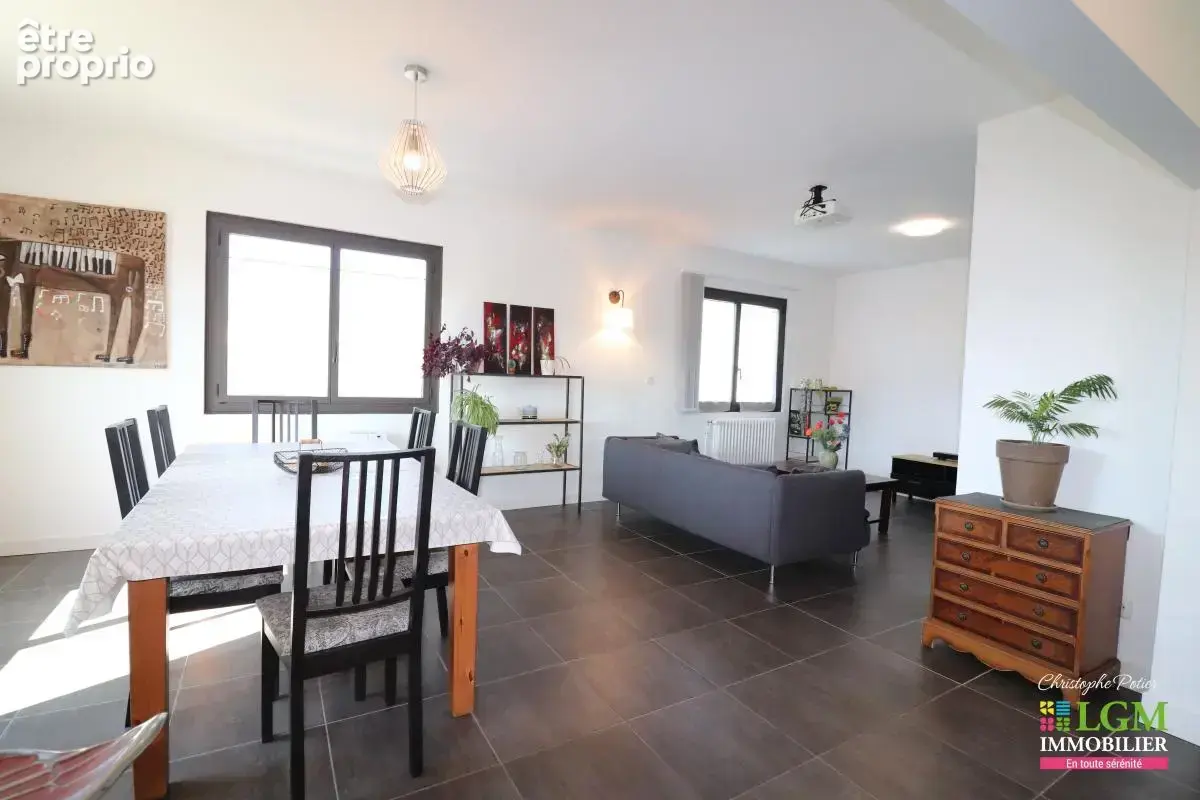 VALRÉAS (84) - Maison familiale lumineuse de 173 m² avec 4 chambres au fort potentiel d'aménagement - photo 4