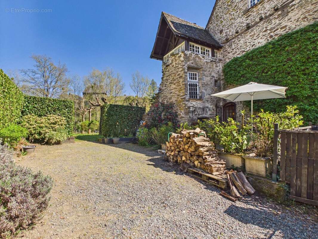 Maison à SEGUR-LE-CHATEAU