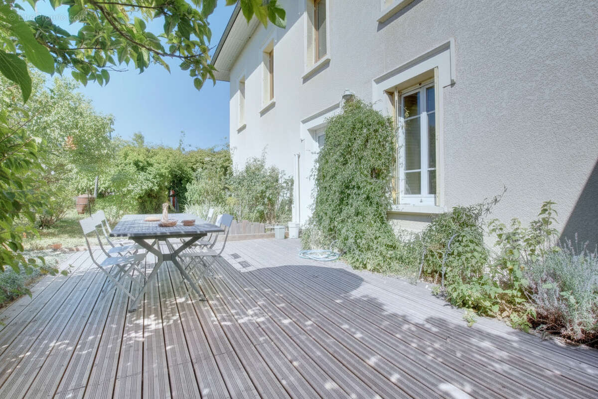 Grande maison familiale de 257 m2 avec dépendances   Saint-Germain-la-Chambotte - photo 8