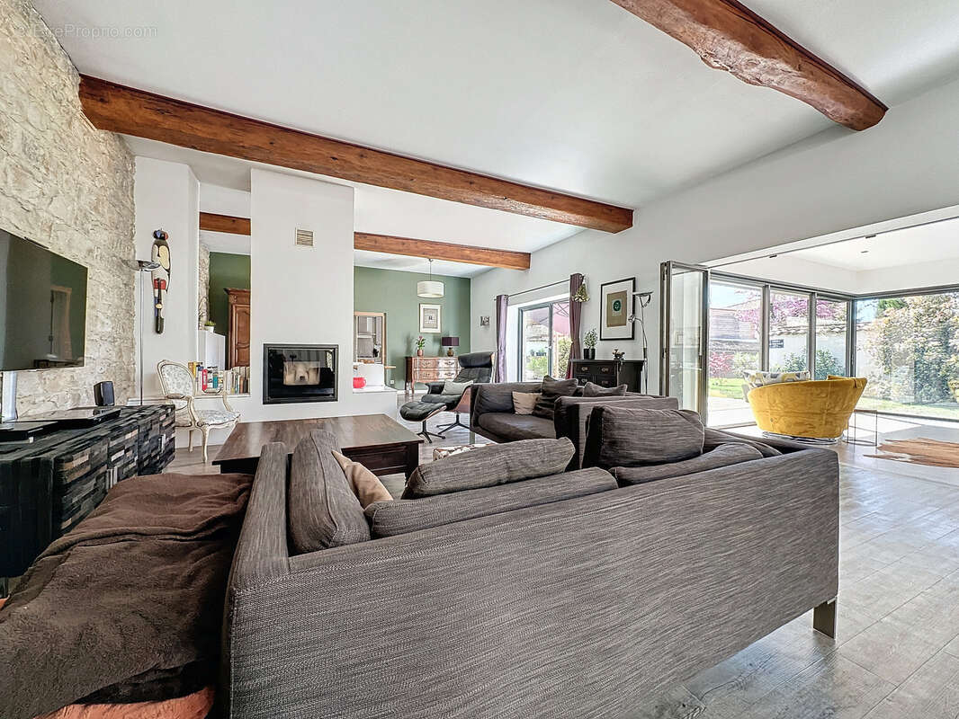 Maison en pierre rénovée avec piscine et dépendances - photo 3