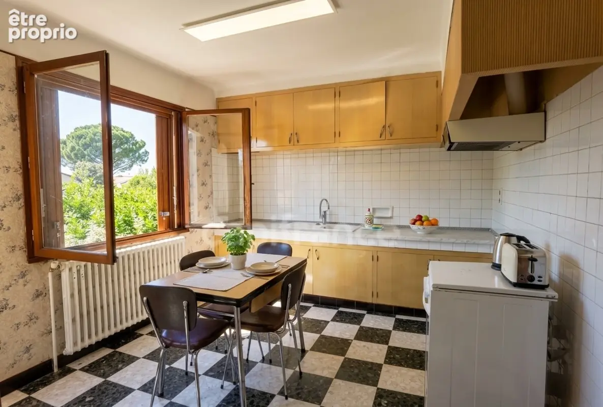 UZES 4km, village toutes commodités : Maison avec grand terrain, garage double et vue dominante ! - photo 7