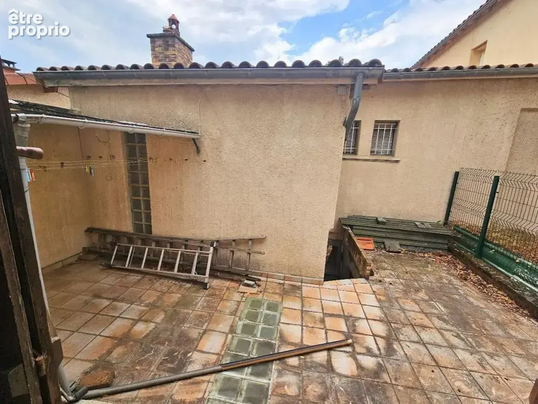 Maison à rénover – 2 chambres - Extérieurs - Garage - Pont-du-Château (63) - photo 3