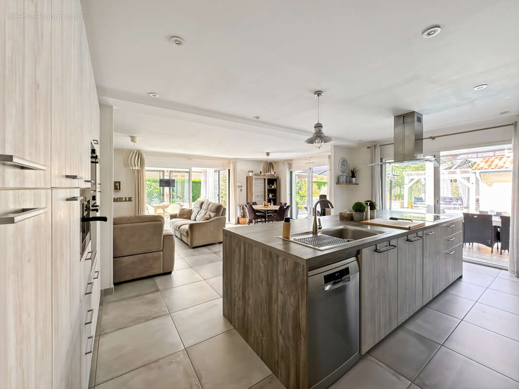 À vendre   Maison contemporaine avec piscine à Saint-Bernard 160m2 6 pièces sur grand  terrain plat. - photo 15
