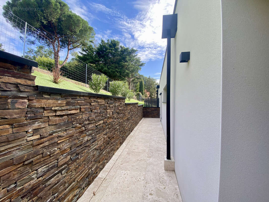 Maison à MONTAIGUT-SUR-SAVE