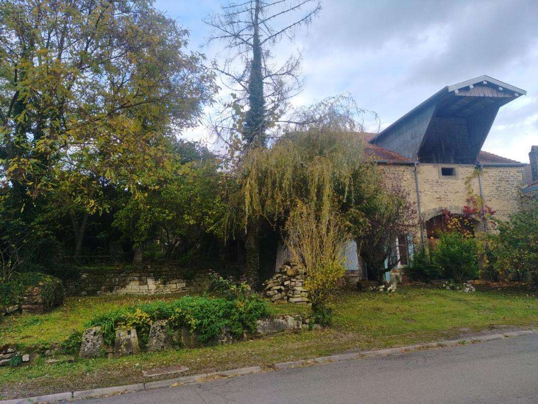 Maison de charme à rénover au calme - photo 2