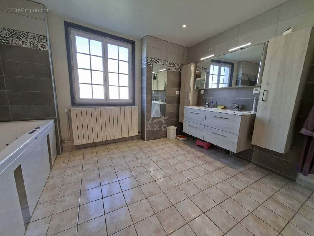 Rare sur le marché, cette belle longère de caractère de 168 m2 habitables, implatntée sur un beau terrain de 1126 m2 avec piscin - photo 11