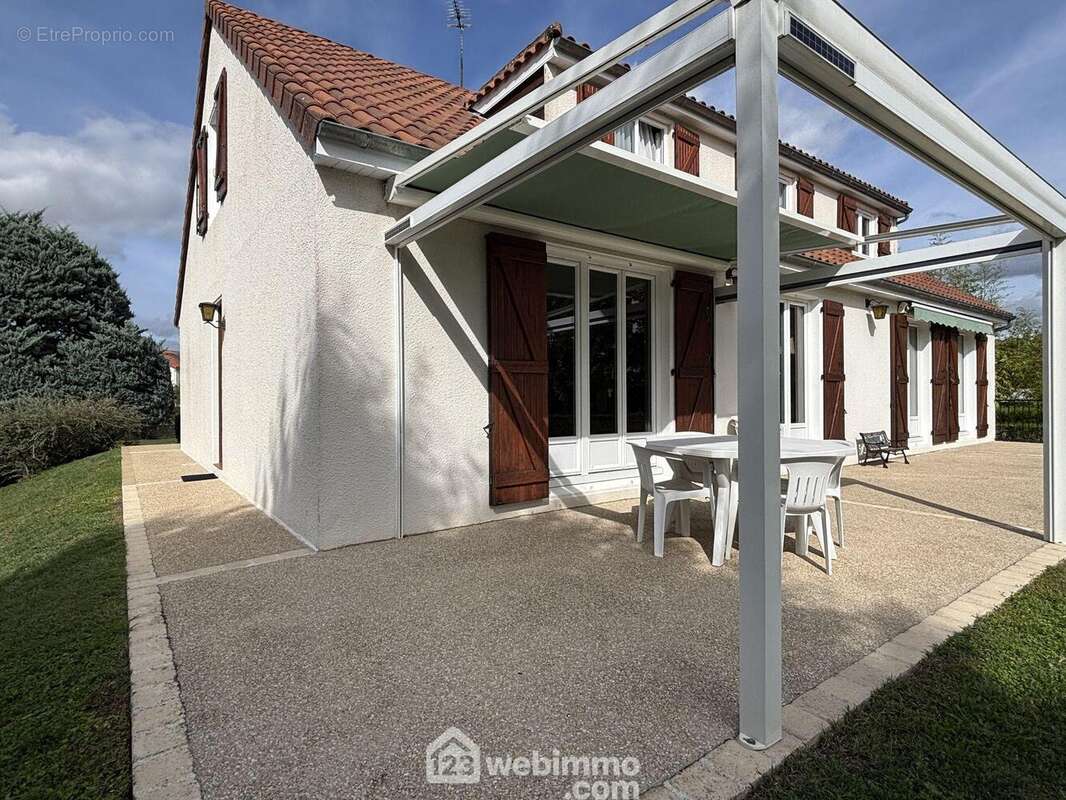 Par la terrasse, côté pignon, - Maison à MONTAMISE