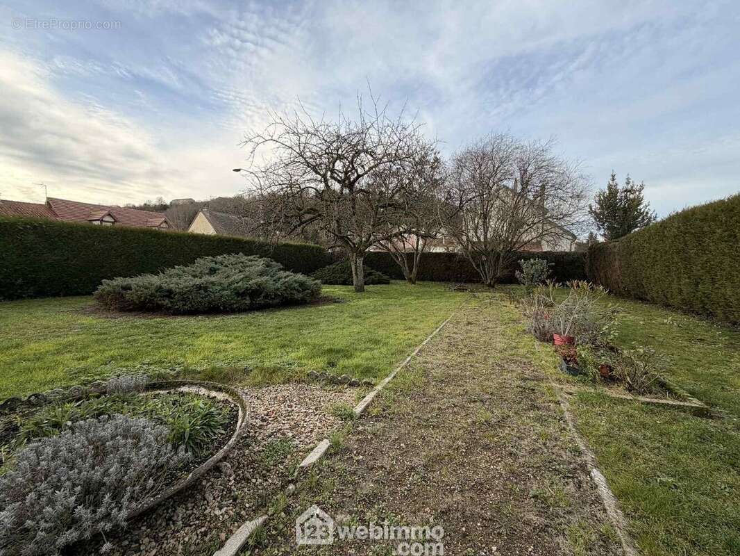 Erigée sur un terrain clos et sans vis-à-vis de 944 m² - Maison à LAON