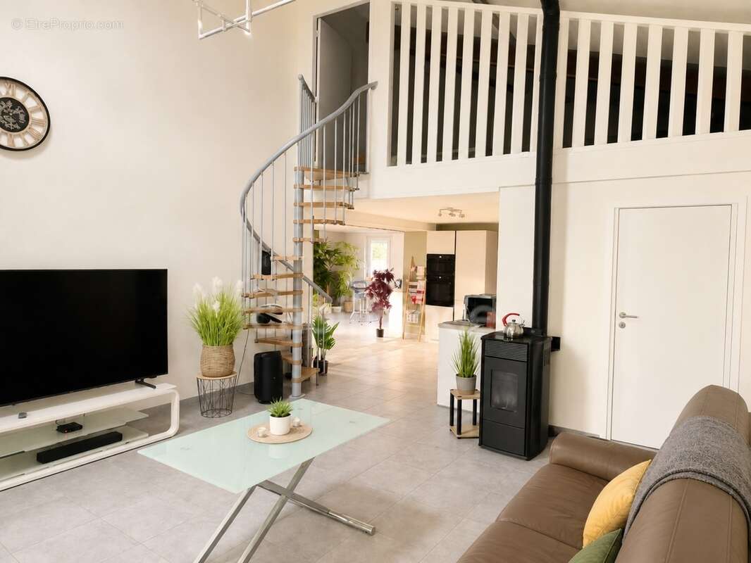 Propriété d'exception – 2 logements, piscine, hangars, idéal activité professionnelle - photo 4