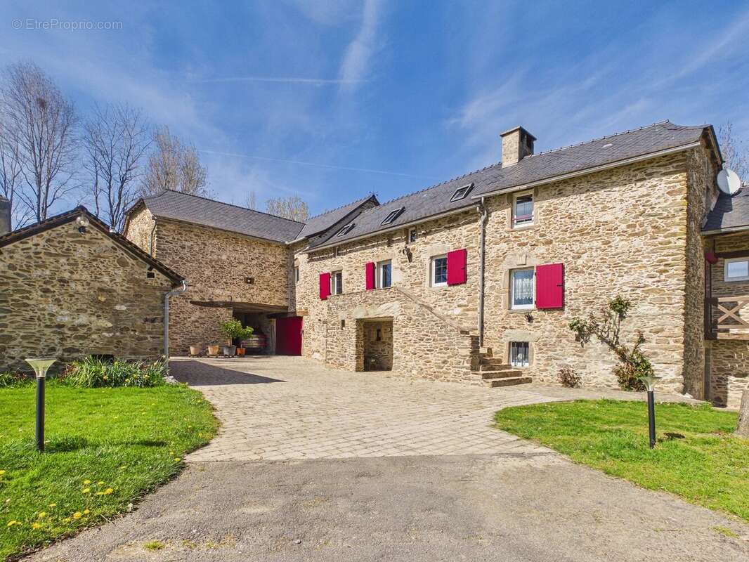 Maison à LA SALVETAT-PEYRALES