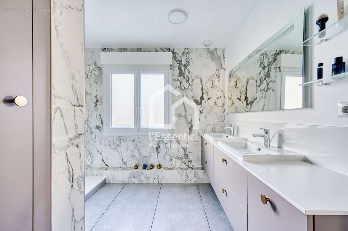 Maison à LE MESNIL-LE-ROI