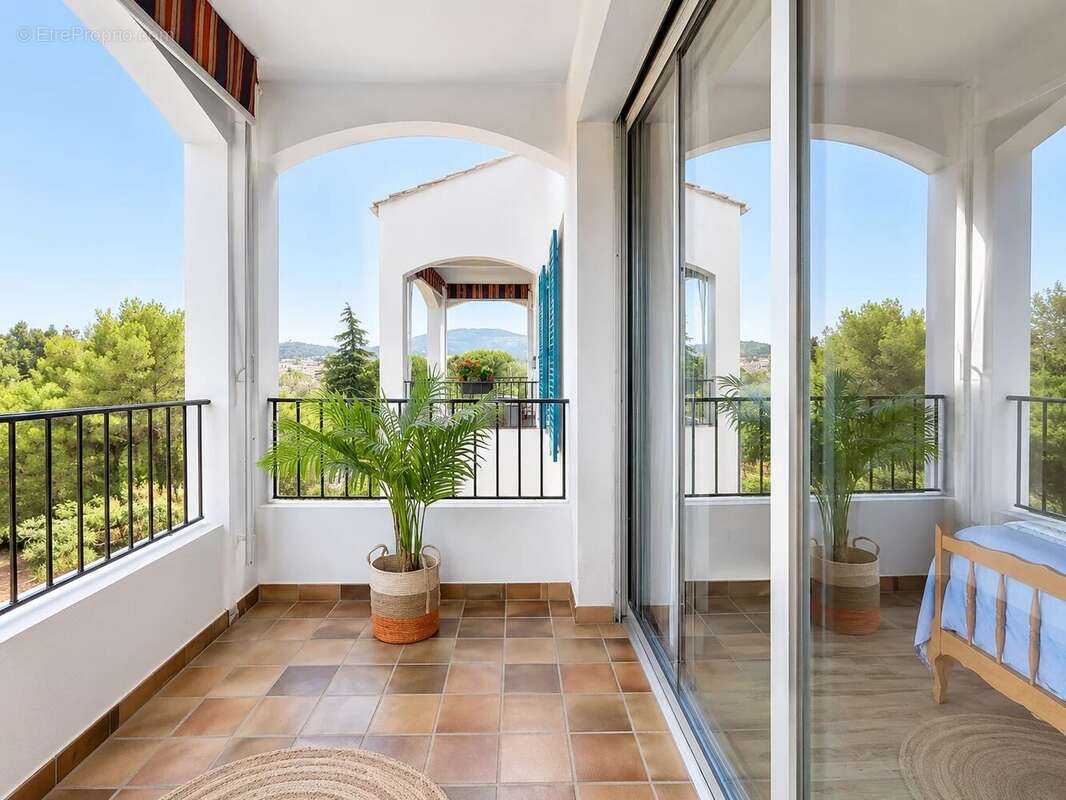 Hyères, dernier étage, T4 traversant 100 m², terrasses, grand garage et place de parking extérieur - photo 9