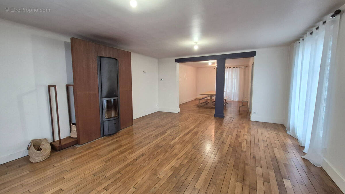 Maison à ENTRAYGUES-SUR-TRUYERE