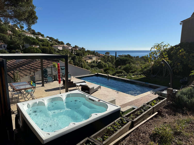 Villa rénovée vue mer à vendre LES ISSAMBRES (83) - photo 16