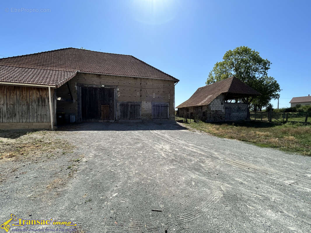 Maison 5 pièces 122m2 avec grange et terrain - photo 2