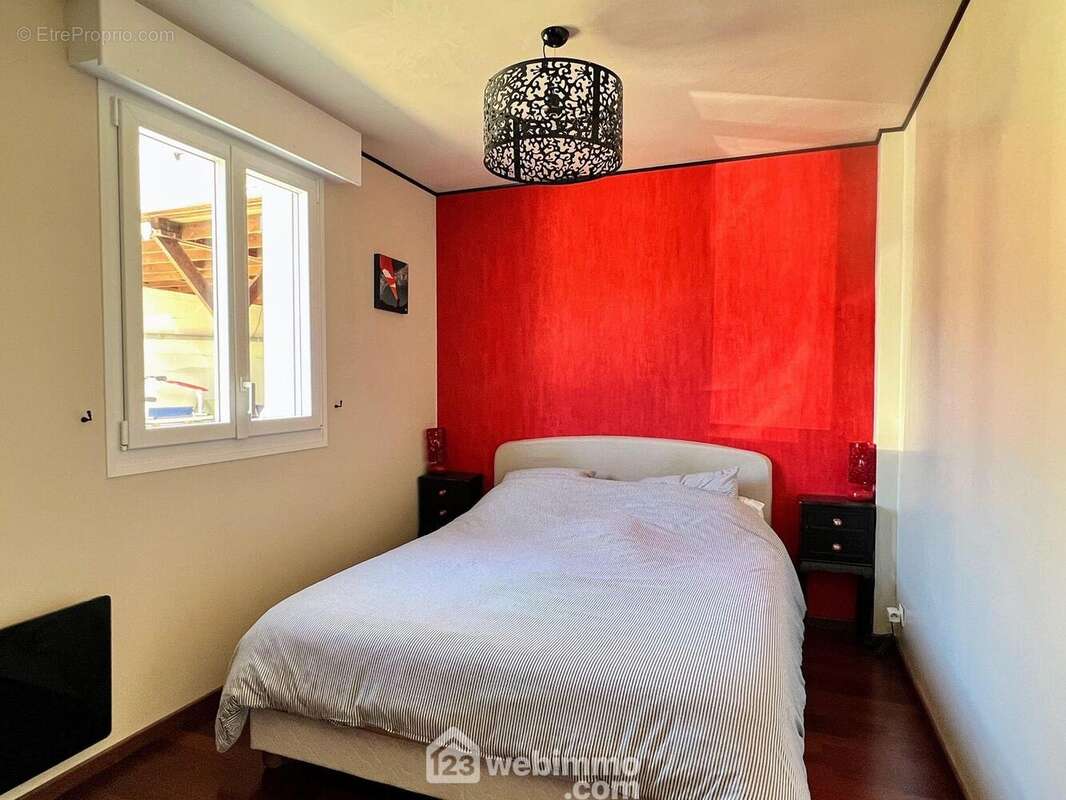 L'espace nuit du rez-de-chaussée se compose d'une première chambre de 16 m²... - Maison à MONTREUIL-JUIGNE