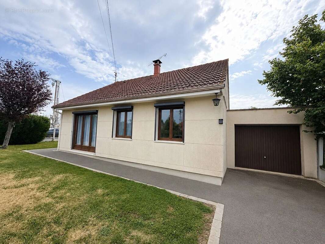 Maison à MONDONVILLE-SAINT-JEAN