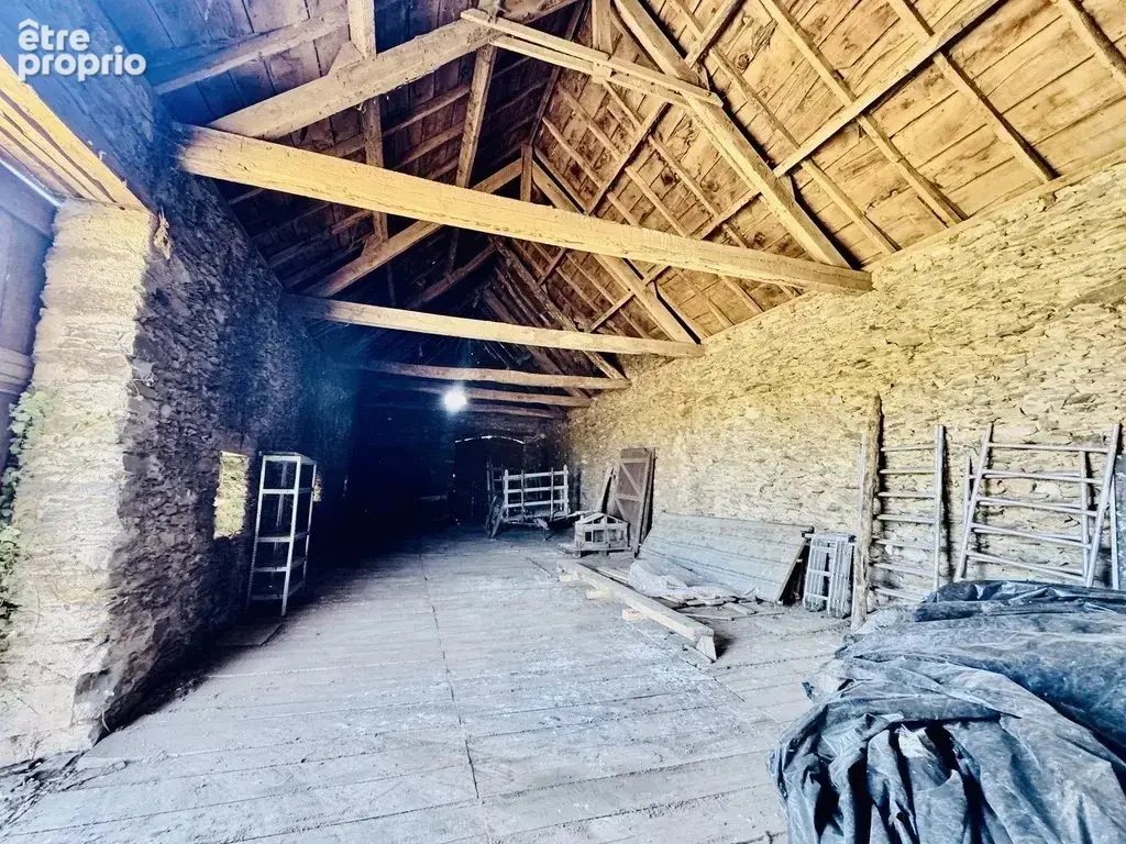 Ancien corps de ferme de caractère en pierre avec 5 chambres, grange, dépendances et un terrain en bord de rivière - photo 12