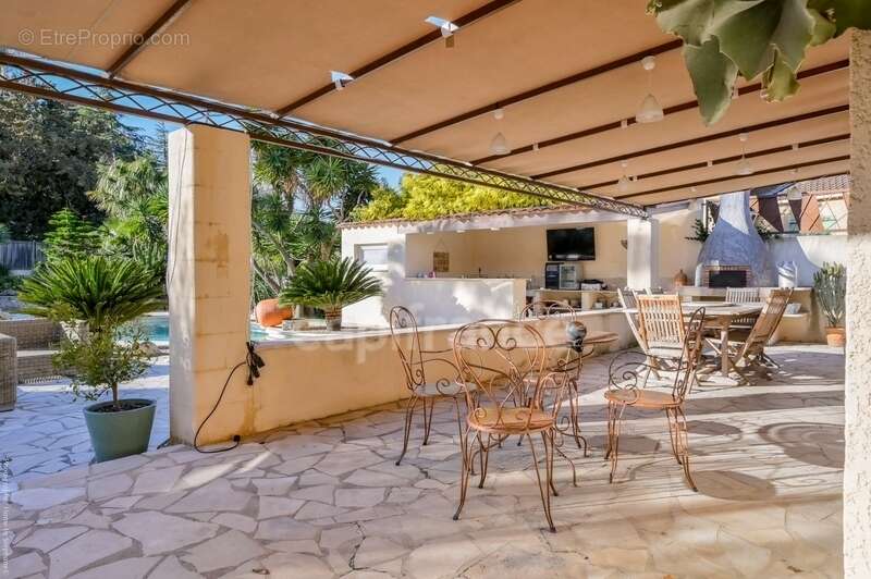 Maison à CEYRESTE