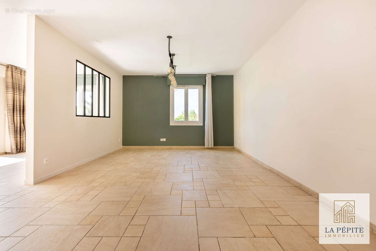 Maison pavillonnaire contemporaine 246 m2  5 chambres  Terrain 1 700 m2 - photo 8