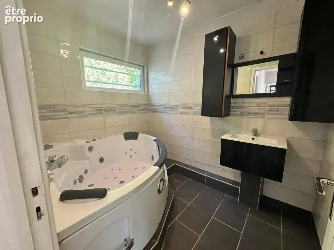 maison familiale de 132 m² sur un terrain 2 700 m² - photo 2