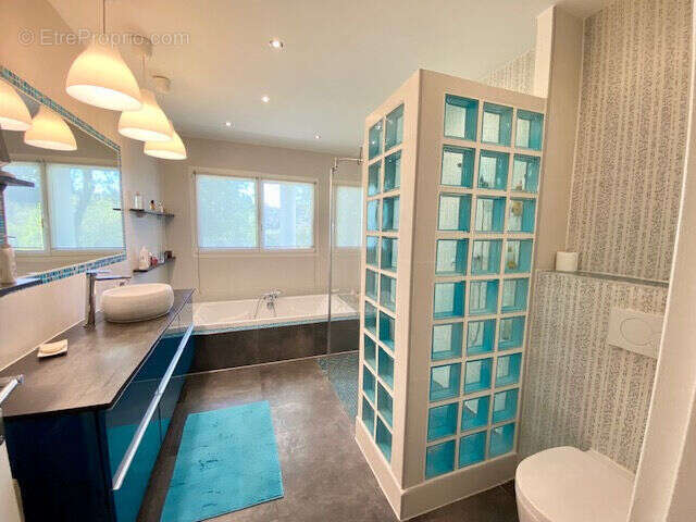 Maison à CHATEAUNEUF-GRASSE