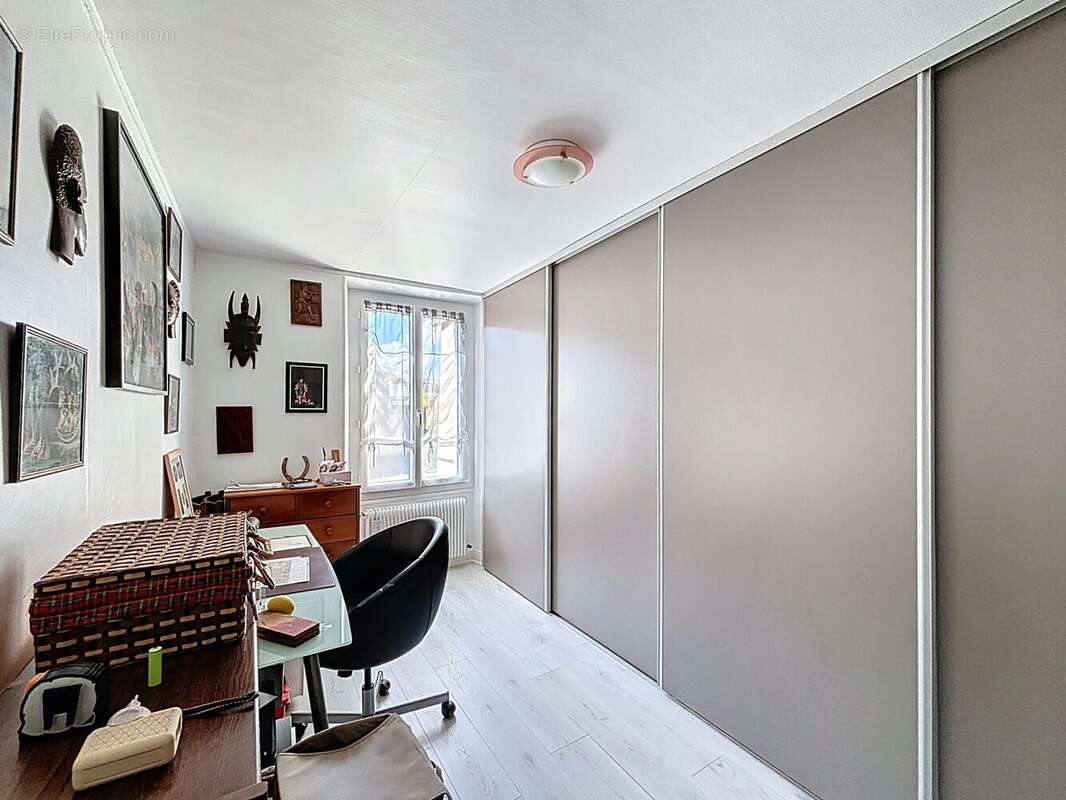 Chambre avec placards - Appartement à CHATEAUFORT