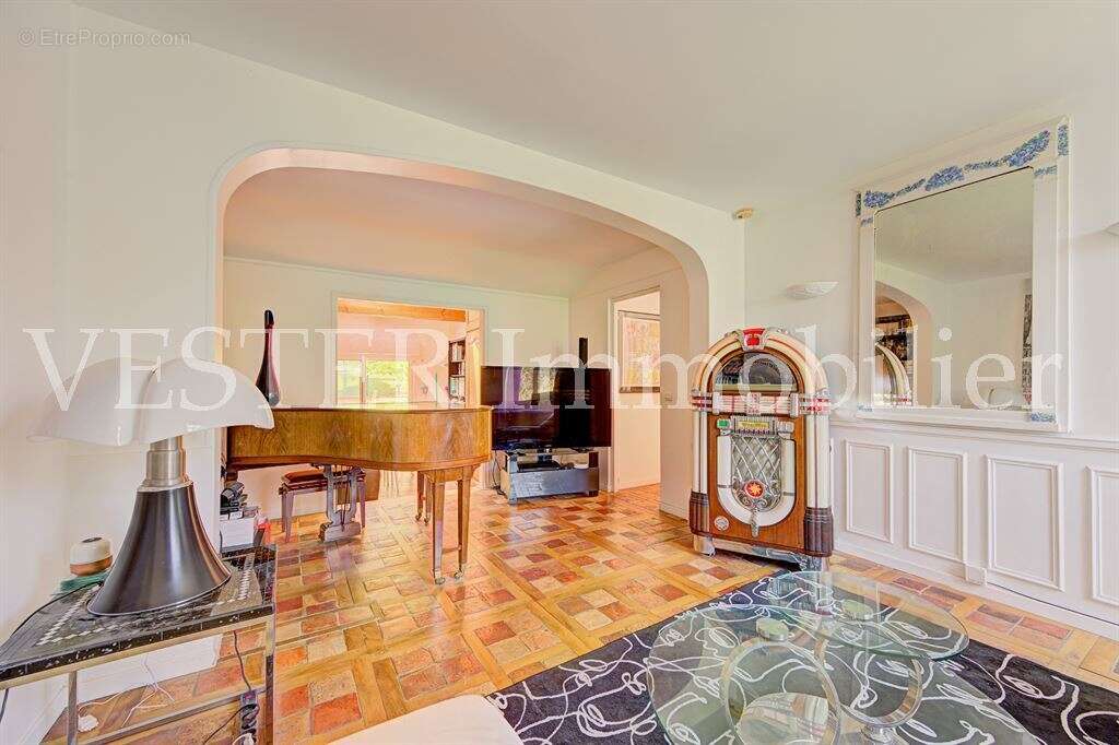 Sur un terrain de 3  000m², très agréable maison familiale d’environ 175m² - photo 9