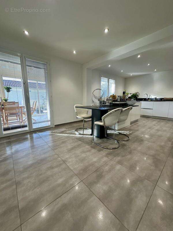 Maison à LA FARE-LES-OLIVIERS