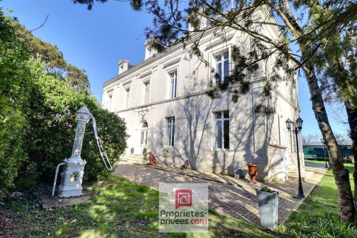 Maison bourgeoise de 380 m2 sur 3 niveaux avec de nombreuses possibilités - photo 3
