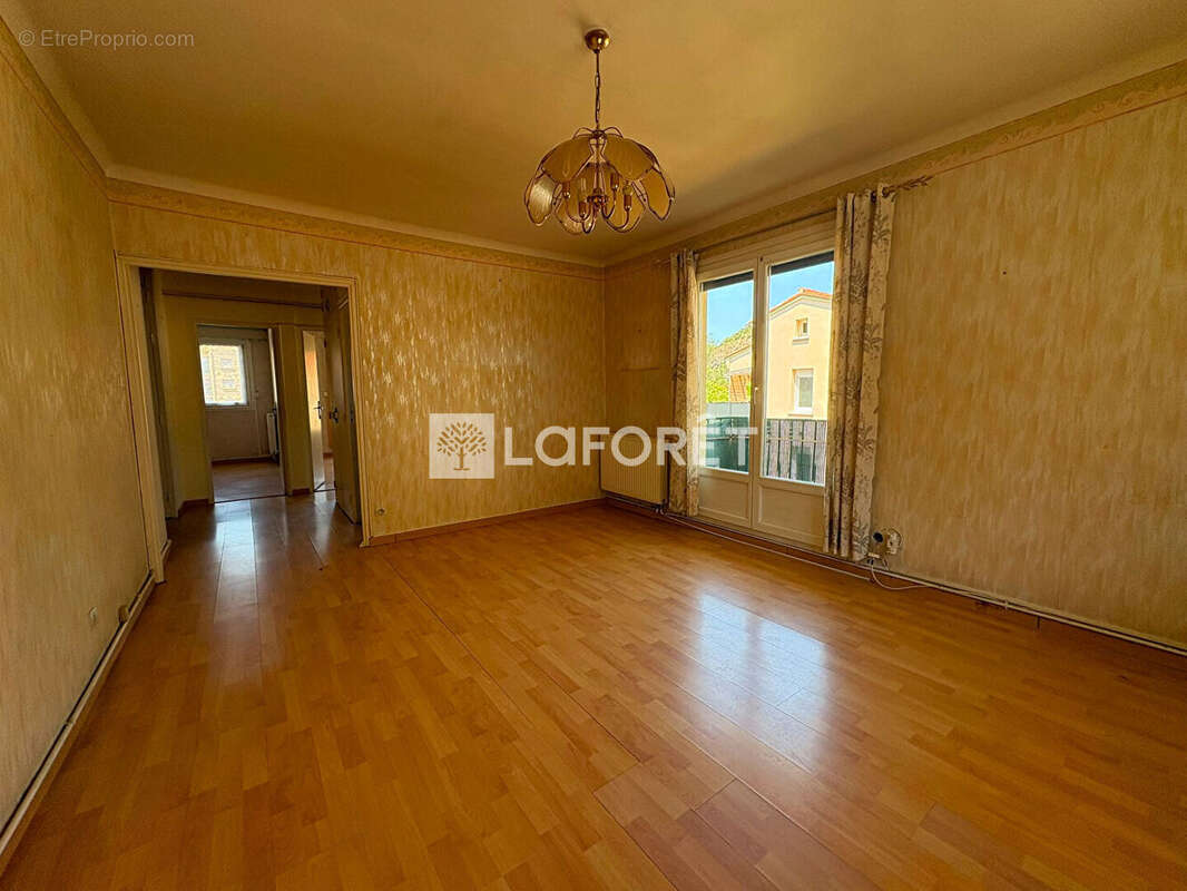 À vendre, appartement de 82 m² situé en rez-de-chaussée d'une copropriété calme et paisible à Amélie-les-Bains-Palalda. - photo 2