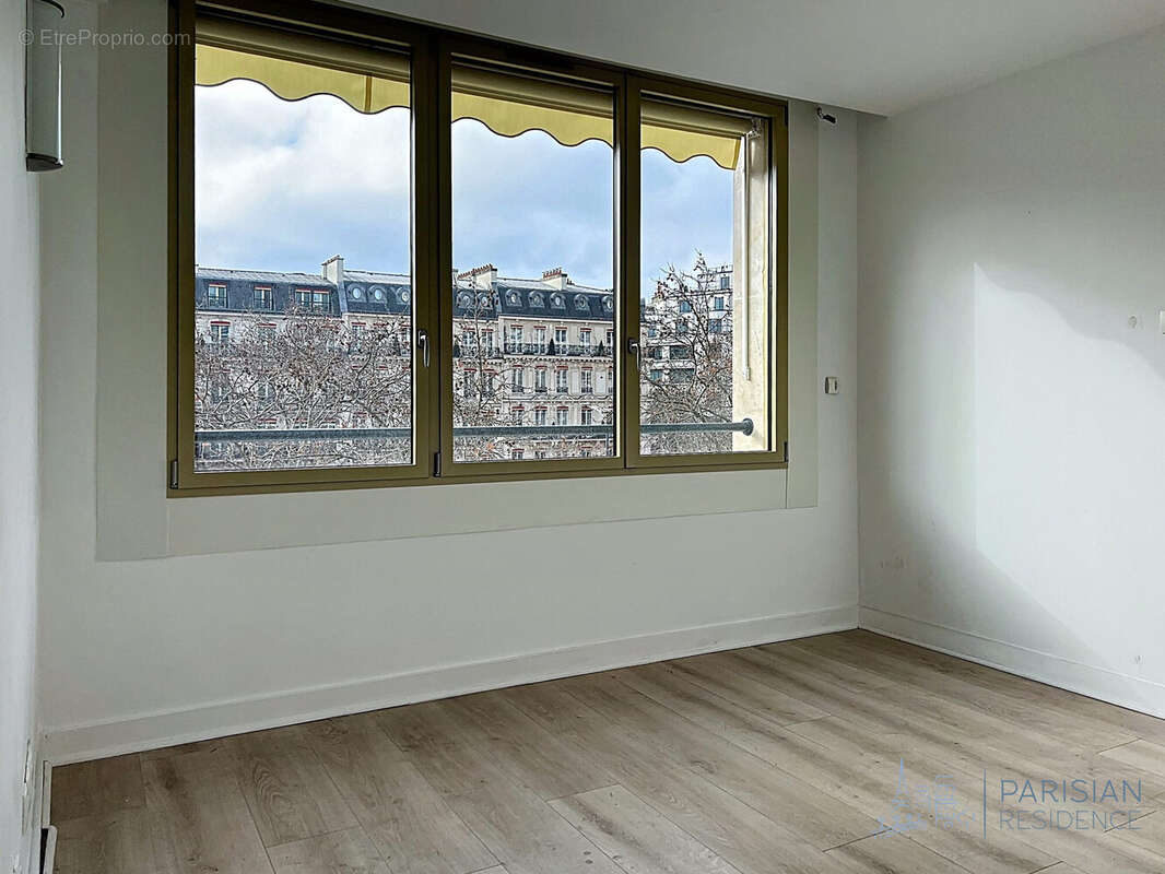Commerce à PARIS-8E