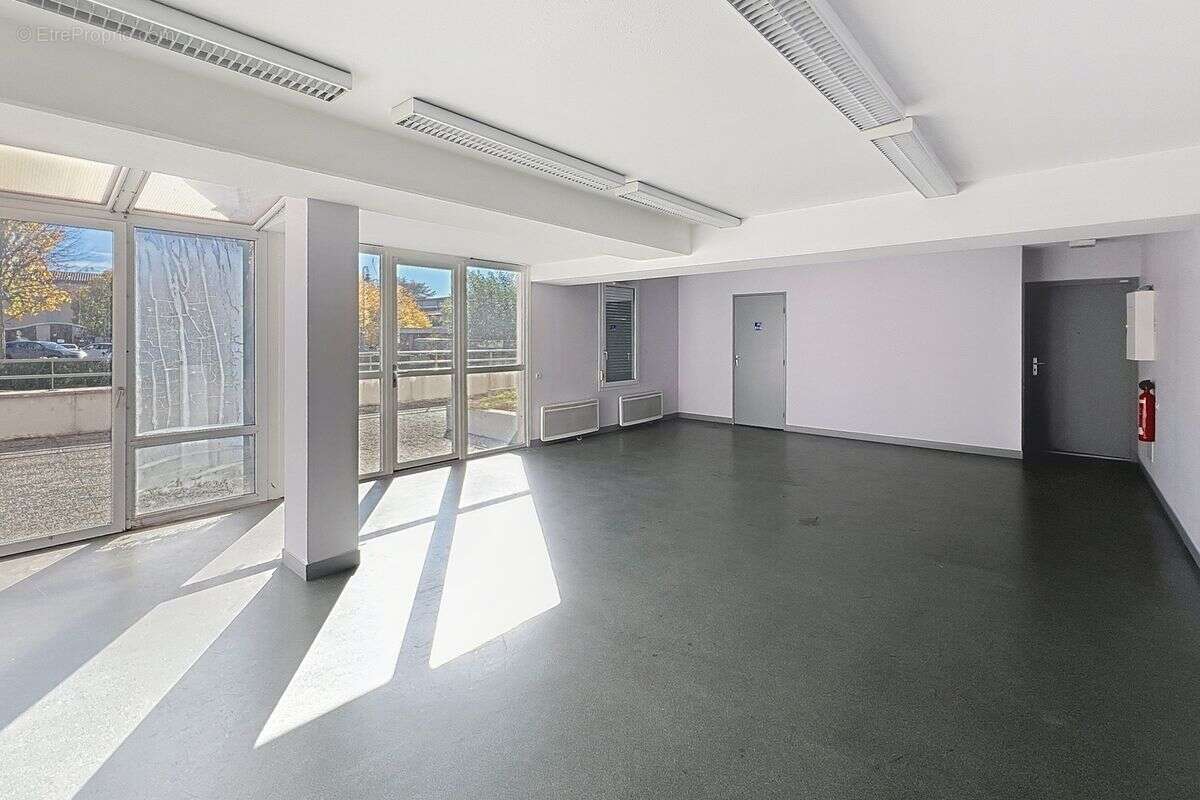 Local professionnel de 58,70 m² à Condrieu - photo 3