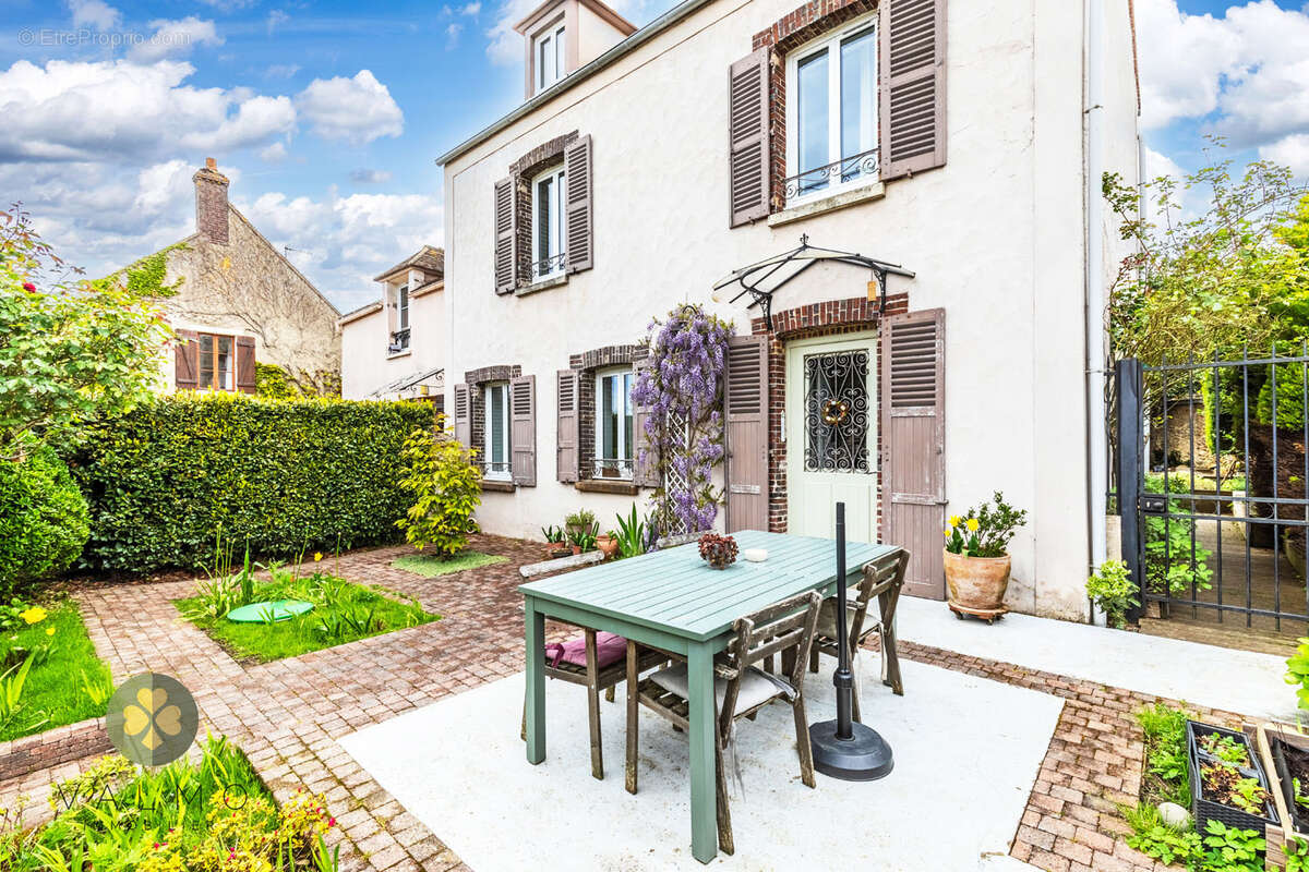 Maison à LA QUEUE-LES-YVELINES