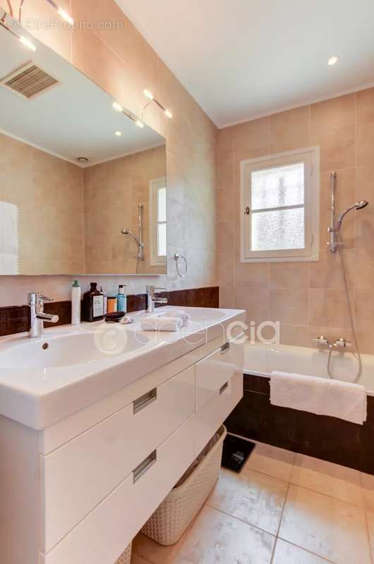 Maison à ROQUEFORT-LES-PINS