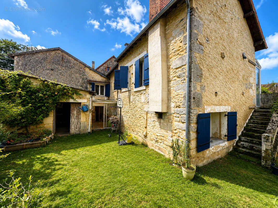 Proche Trélissac - Maison de caractère rénovée à vendre à Cubjac   3 chambres, grand espace de vie, atelier - photo 2