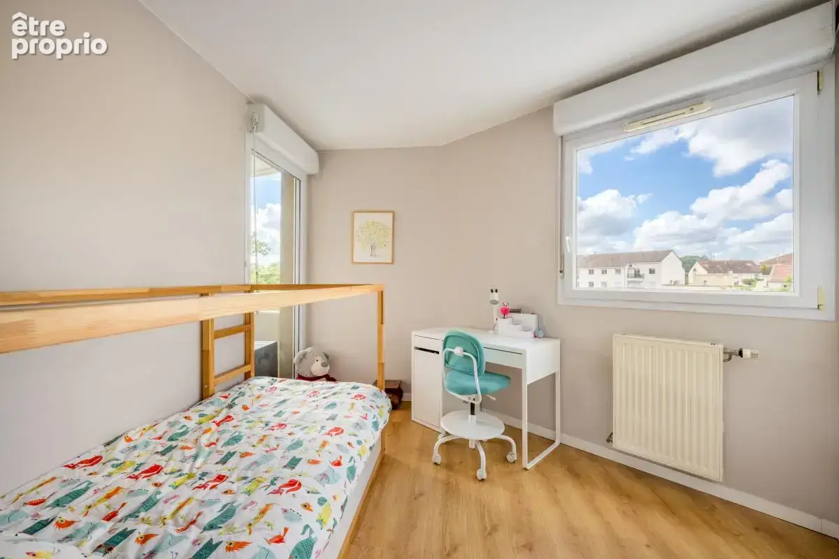 Villeurbanne Place Ronde - Grand T4 de 94m² avec double balcon et vue dégagée - photo 10