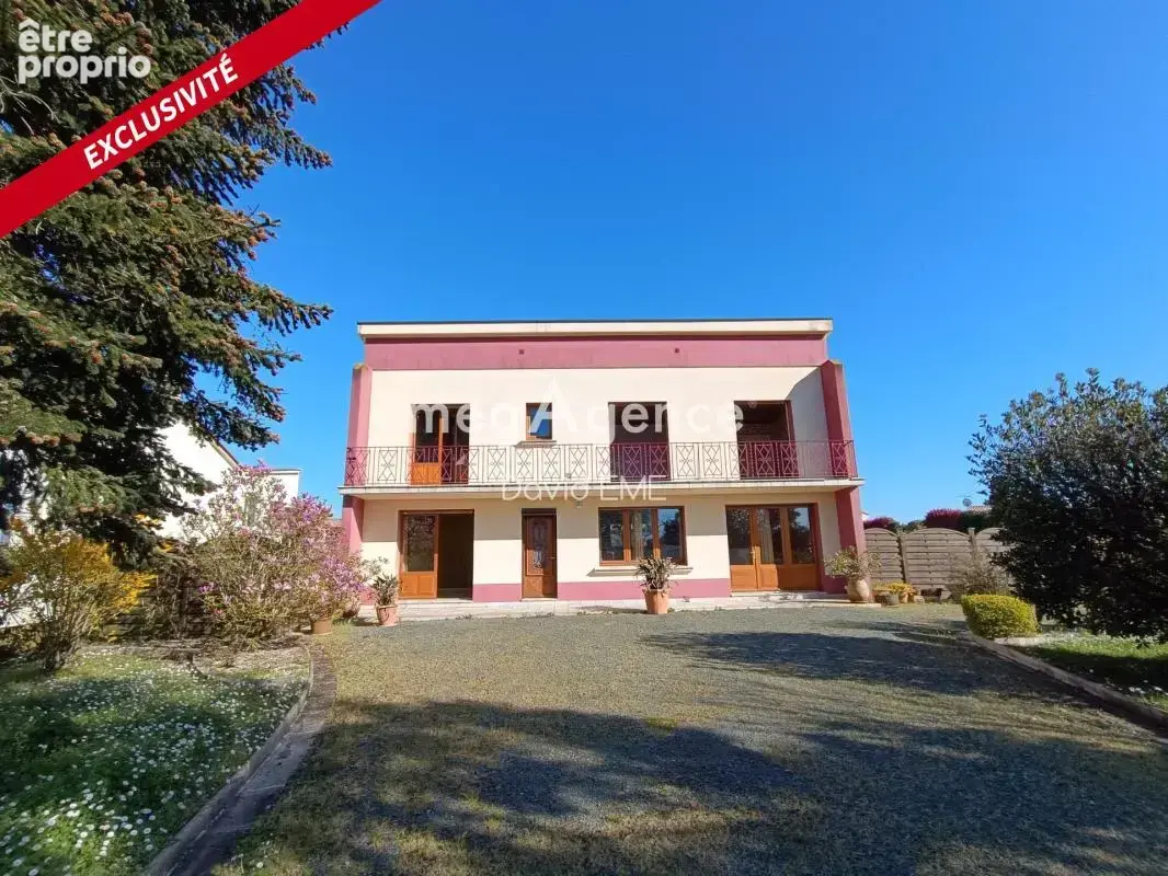 9 Pièces, 172 m2, 6 chambres, BEAULIEU-SOUS-LA-ROCHE - photo 2