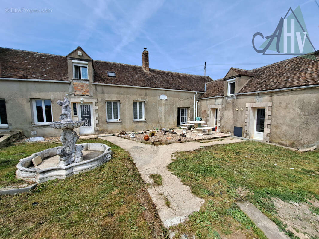 Maison à VILLENEUVE-LA-GUYARD