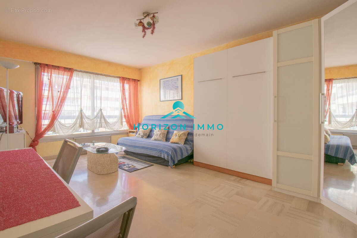 Appartement à SAINT-LAURENT-DU-VAR