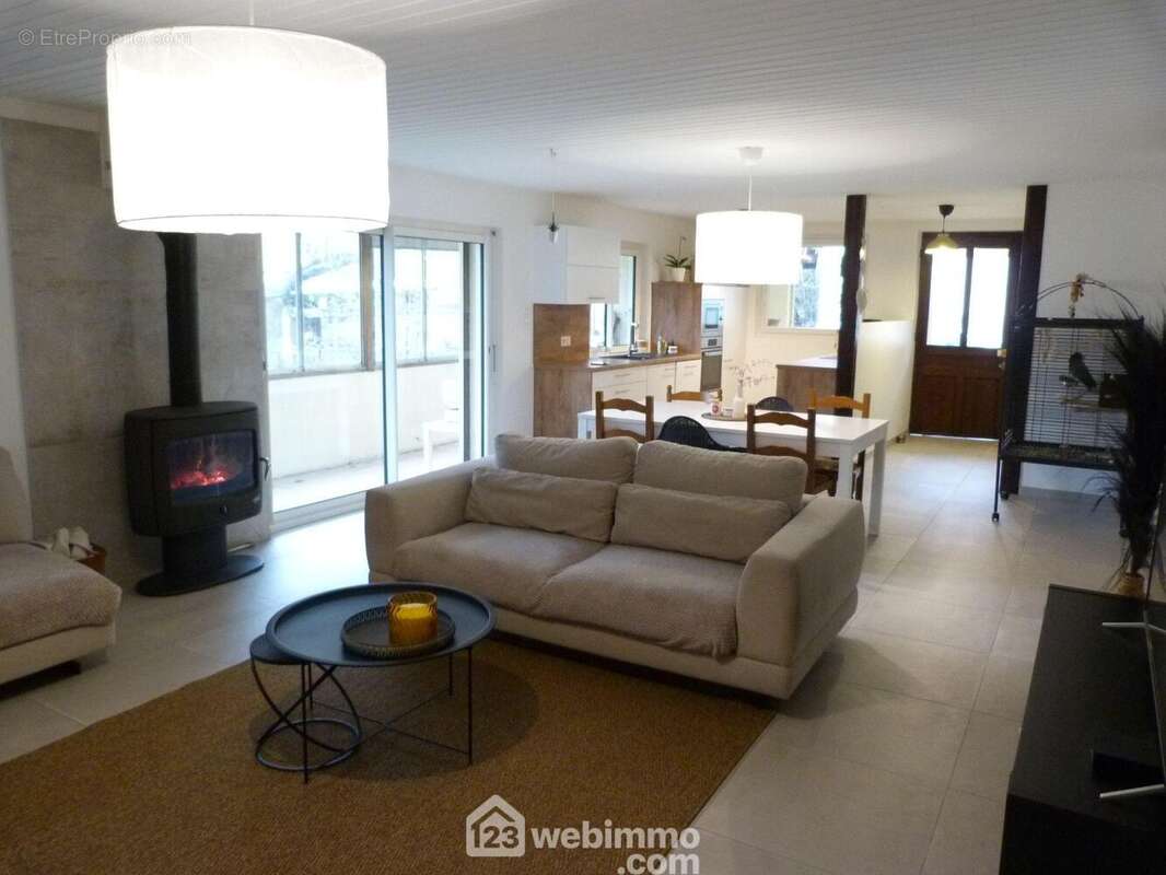 Chaleureuse avec son poêle à bois - Maison à SAINT-MARTIN-D'HERES