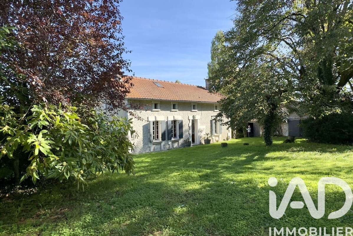 Maison 145 m² à Condeon  - photo 4